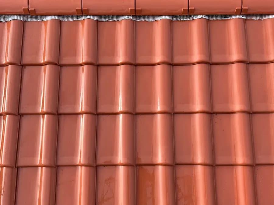 Nahaufnahme einer Flachdach-Abdichtung mit Wasserablauf