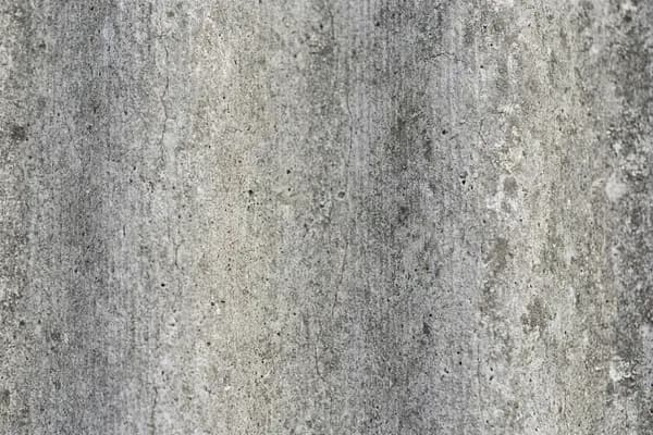 Verwitterte graue Faserzementplatte mit rauer, angegriffener Oberfläche