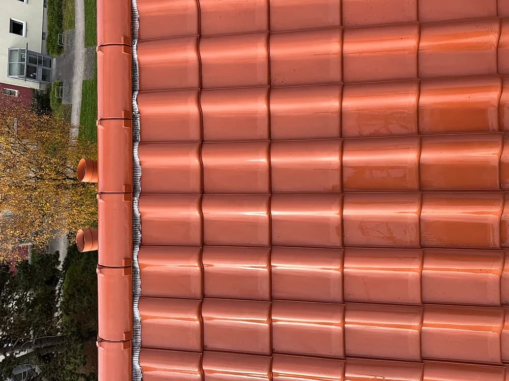 Frisch gereinigte orangerote Ziegelfläche