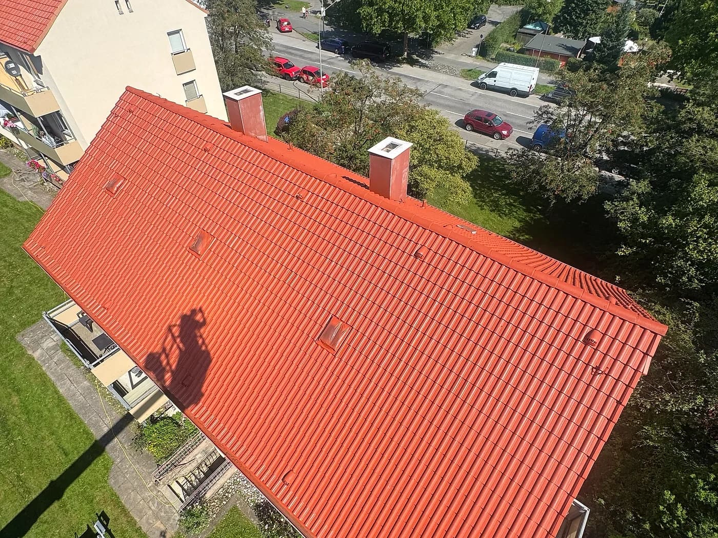 Frisch gereinigtes Ziegeldach aus der Luft