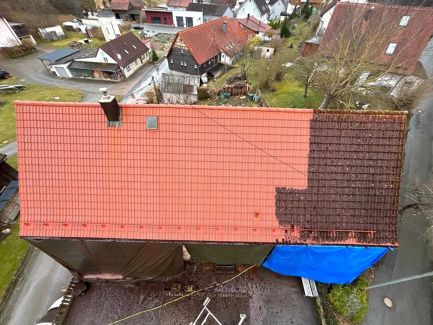 Dachfläche aus der Luft, zur Hälfte bereits gereinigt