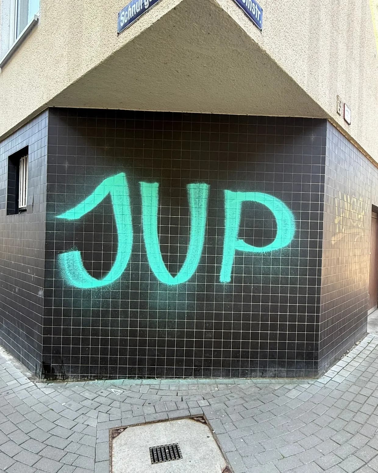 Gebäudefassade mit Graffiti vor der Entfernung durch TRODATEC