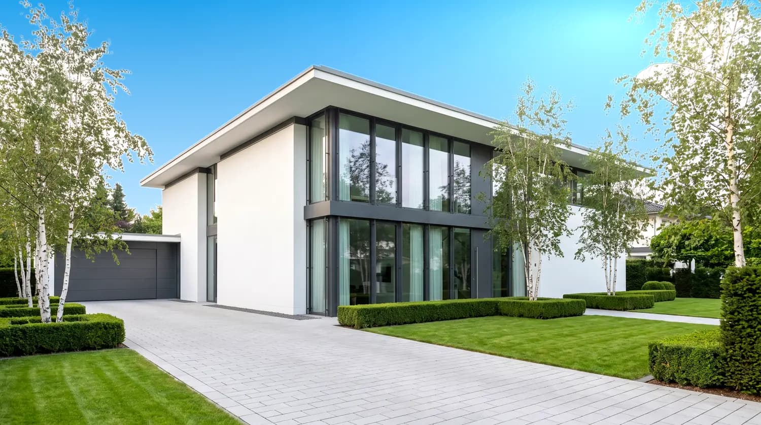 Wohnhausfassade vor und nach der chemiefreien Reinigung – nach der Reinigung