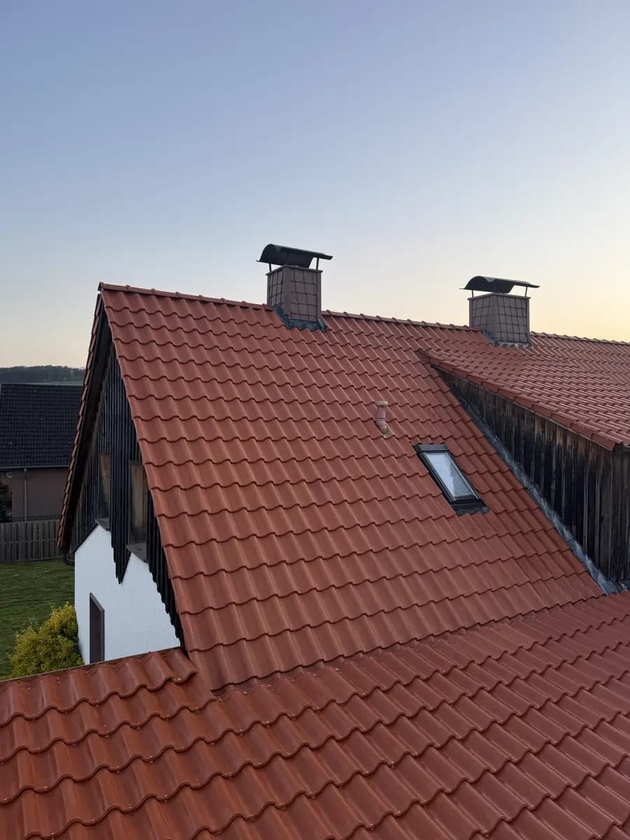 Dasselbe Pfannendach nach der Reinigung im Abendlicht, Ziegelrot wieder durchgehend