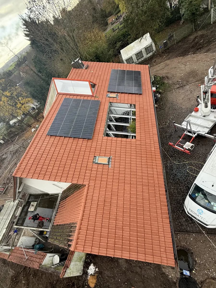 Dasselbe Dach nach der Reinigung, TRODATEC-Fahrzeug und Arbeitsbühne im Hof