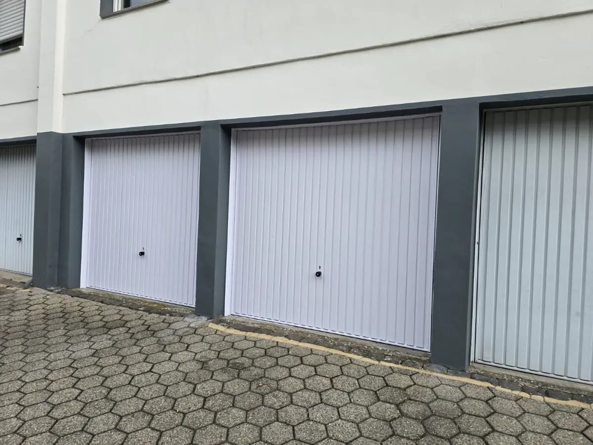 Garagentore einer Wohnanlage nach der Graffitientfernung, wieder gleichmäßig hell