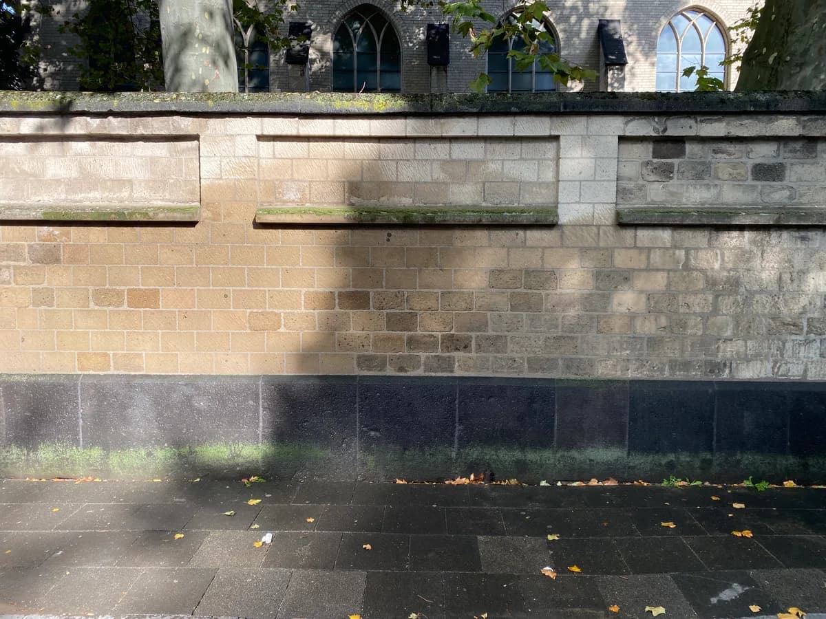 Dieselbe Natursteinmauer nach der Graffitientfernung durch TRODATEC – kein Schatten im Stein