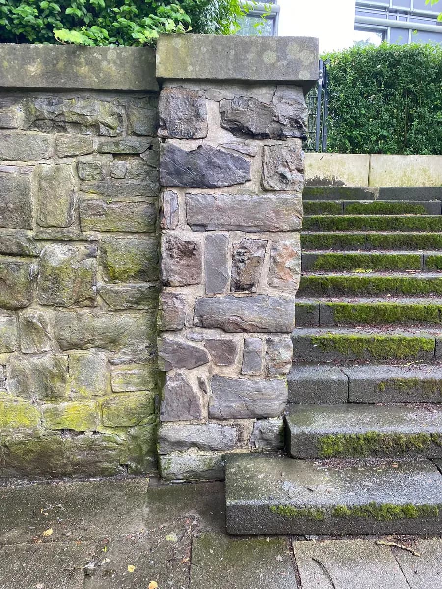 Derselbe Natursteinpfeiler nach der Graffitientfernung durch TRODATEC