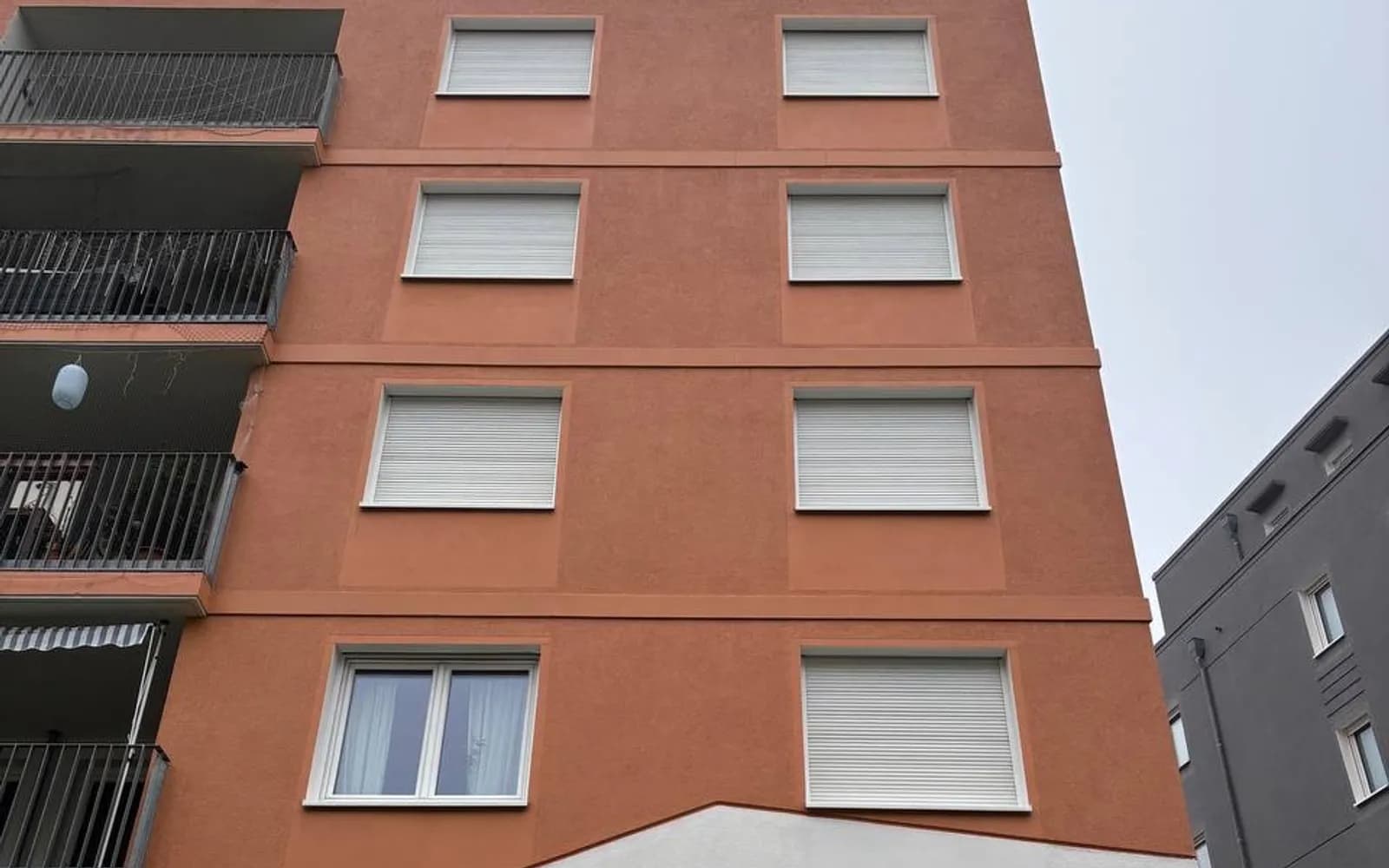 Gereinigtes Wohnhochhaus mit hellen Balkonbändern nach dem Einsatz von TRODATEC
