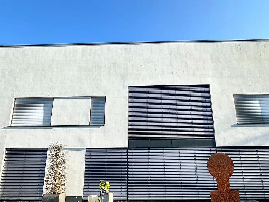 Sichtbetonfassade eines Gewerbebaus nach der Reinigung