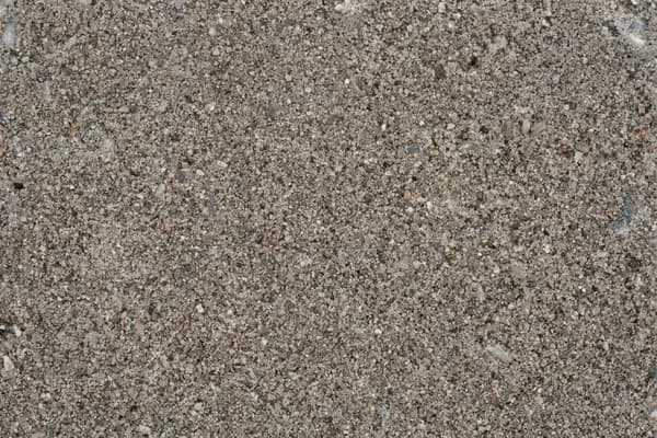 Nahaufnahme einer grauen Betonwerkstein-Oberfläche mit Zuschlagkörnern