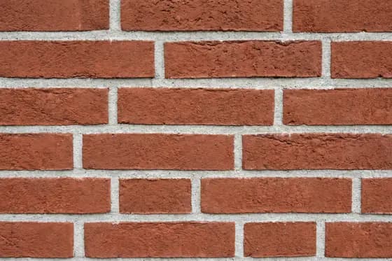 Nahaufnahme einer Klinkerwand mit Mörtelfugen