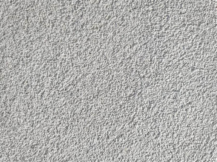 Nahaufnahme einer WDVS-Fassade mit dünner Deckschicht