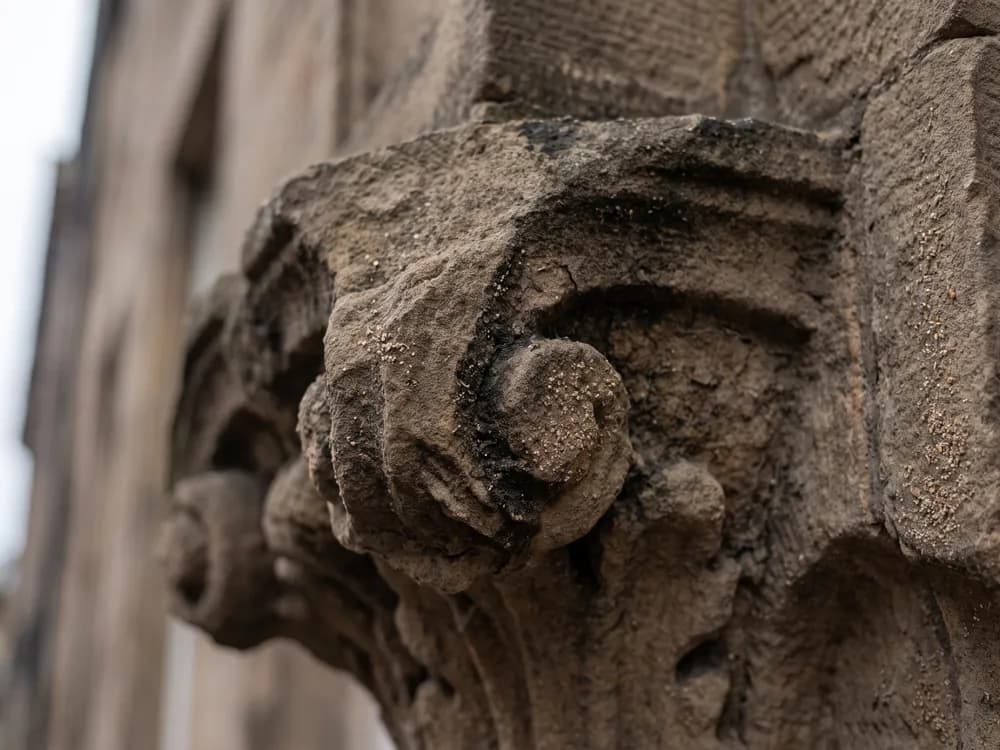 Verwittertes Sandsteinornament mit sandender Oberfläche