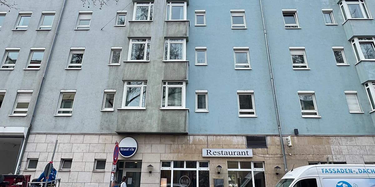 Innenstadtfassade mit Gastronomie im Erdgeschoss während der Reinigung