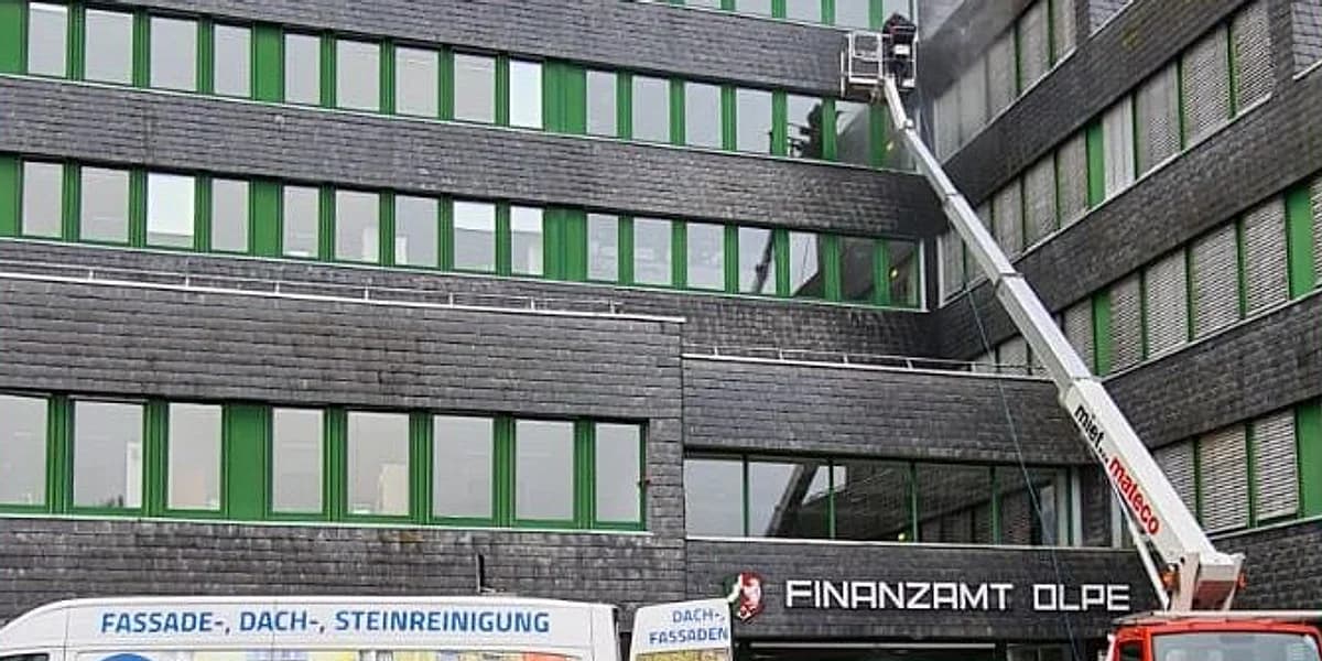 Arbeitsbühne im Einsatz an der Fassade eines Verwaltungsgebäudes