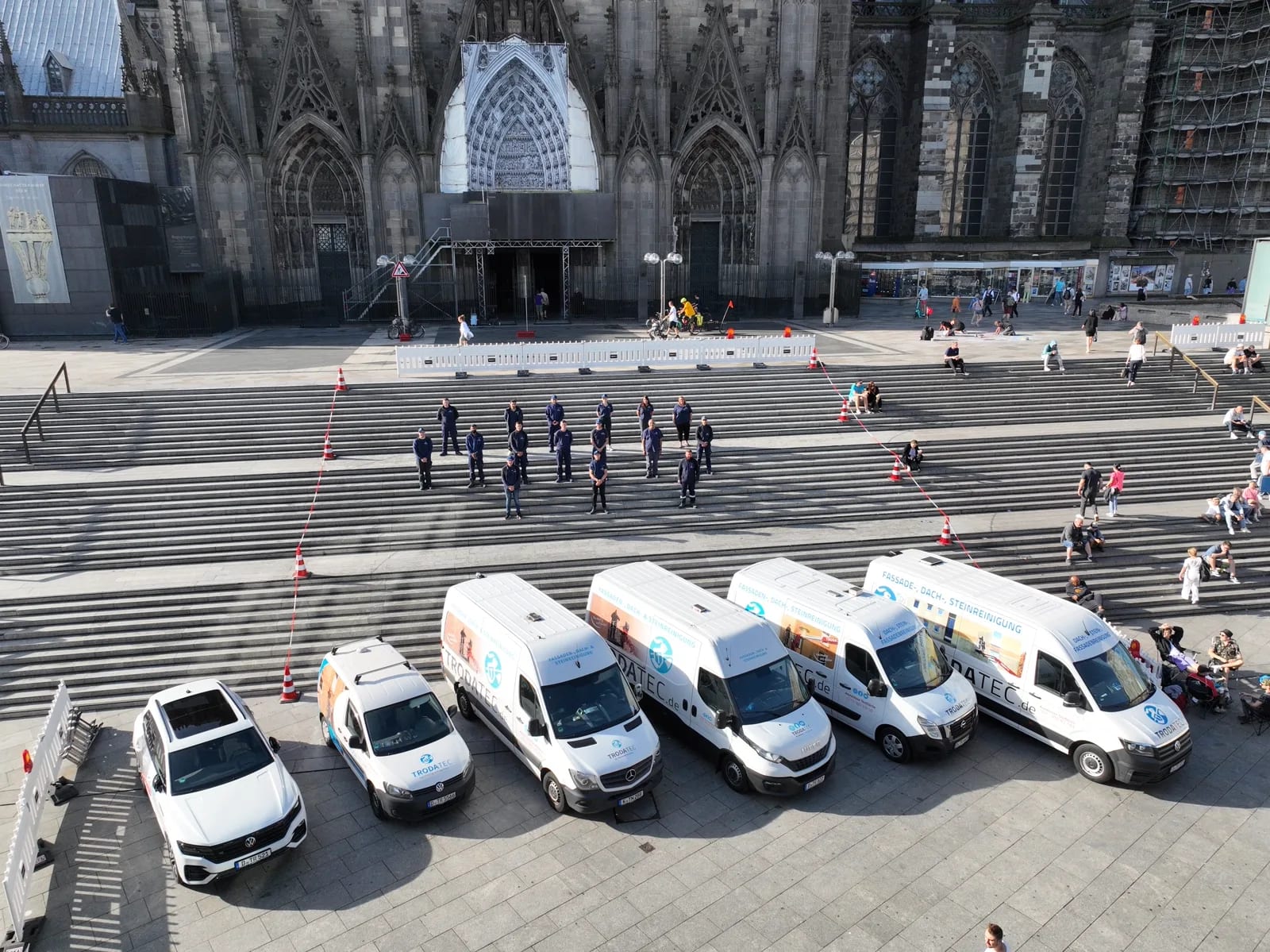 TRODATEC-Fahrzeugflotte mit Team vor dem Kölner Dom