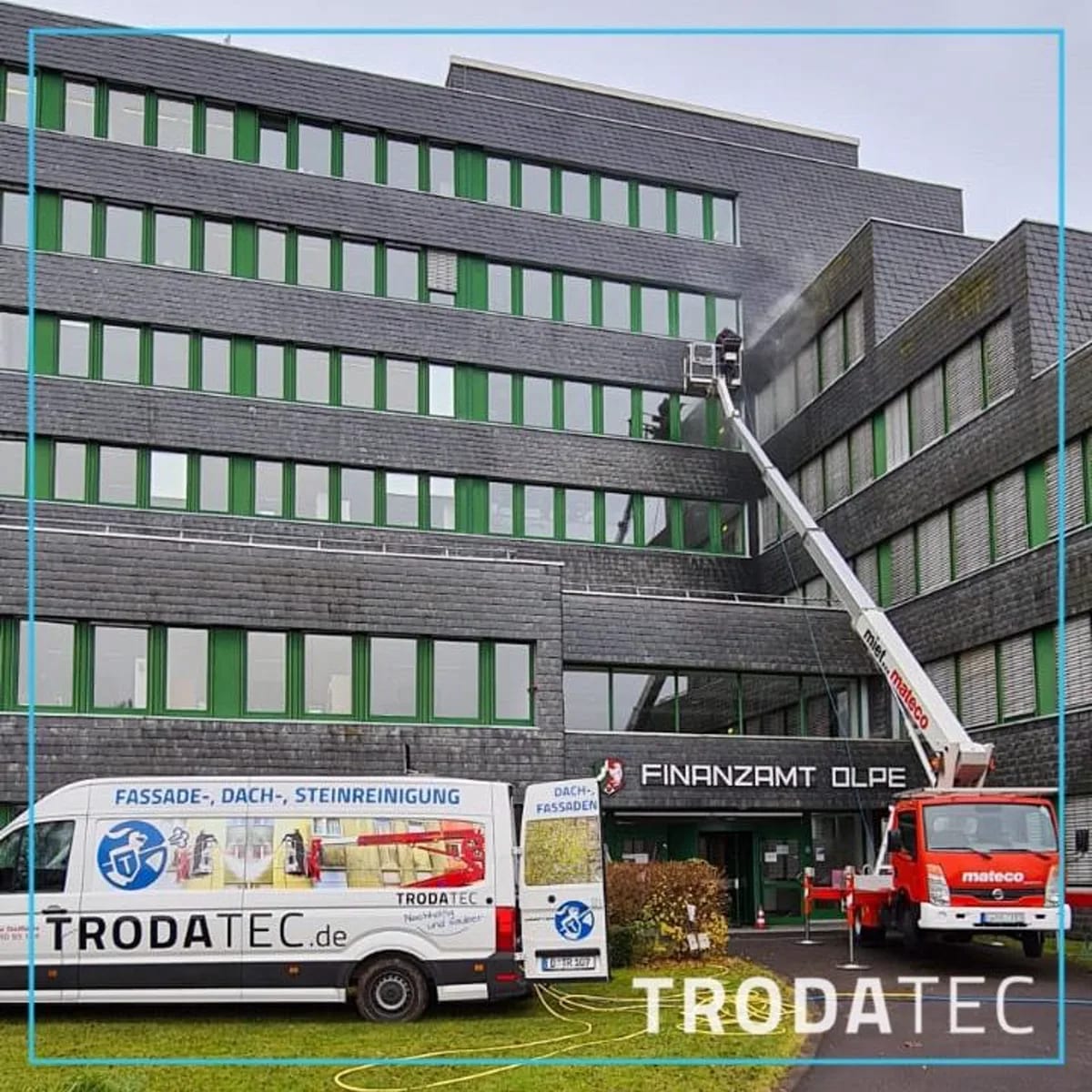 TRODATEC-Team mit Hebebühne bei der Fassadenreinigung am Finanzamt Olpe