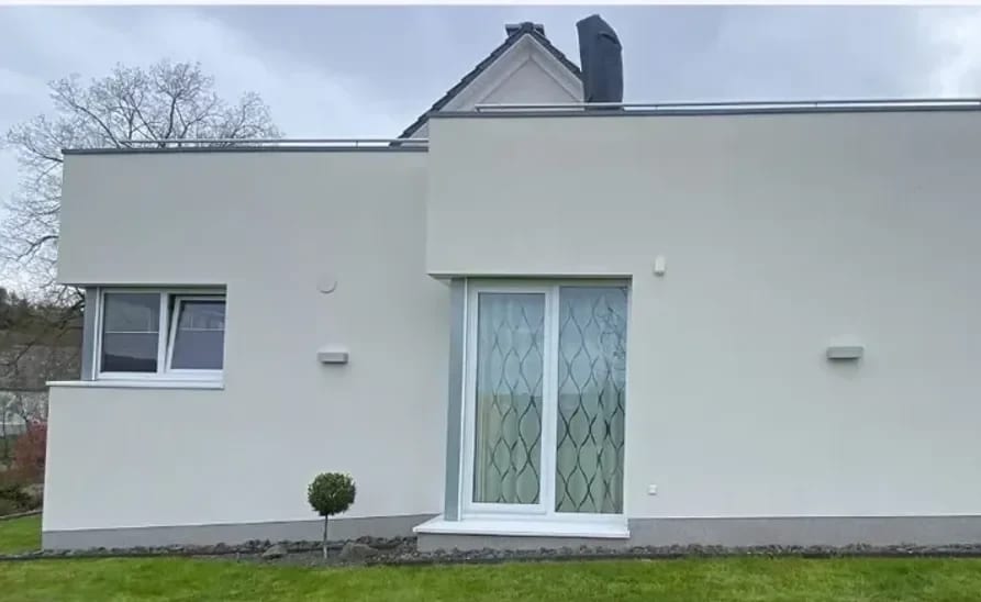 Dasselbe Wohnhaus nach der chemiefreien Fassadenreinigung, die Putzfläche wieder gleichmäßig hell