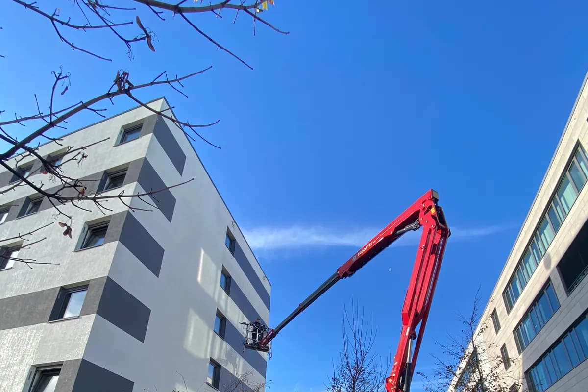 Passendes Verfahren: ausgefahrene Hebebühne an einem Gebäude als gewählter Zugang