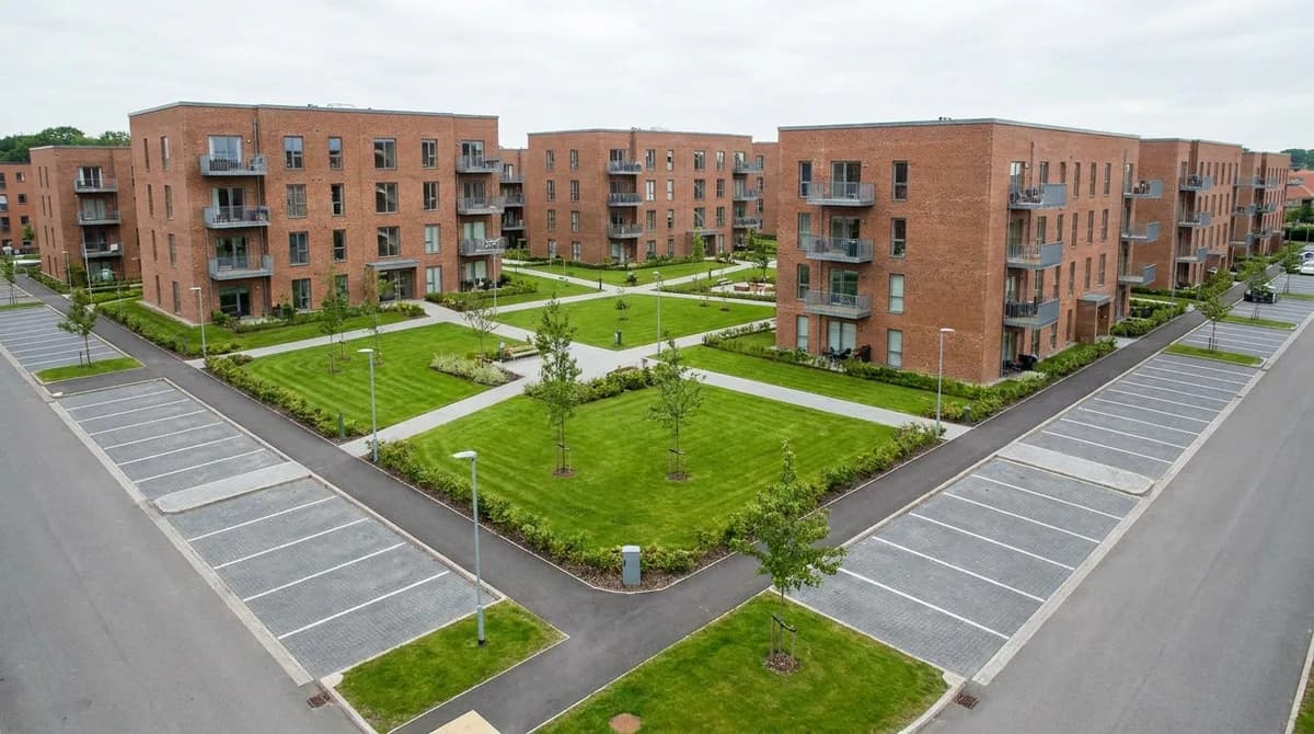 Wohnanlage mit mehreren Gebäudeblöcken und gepflegtem Innenhof