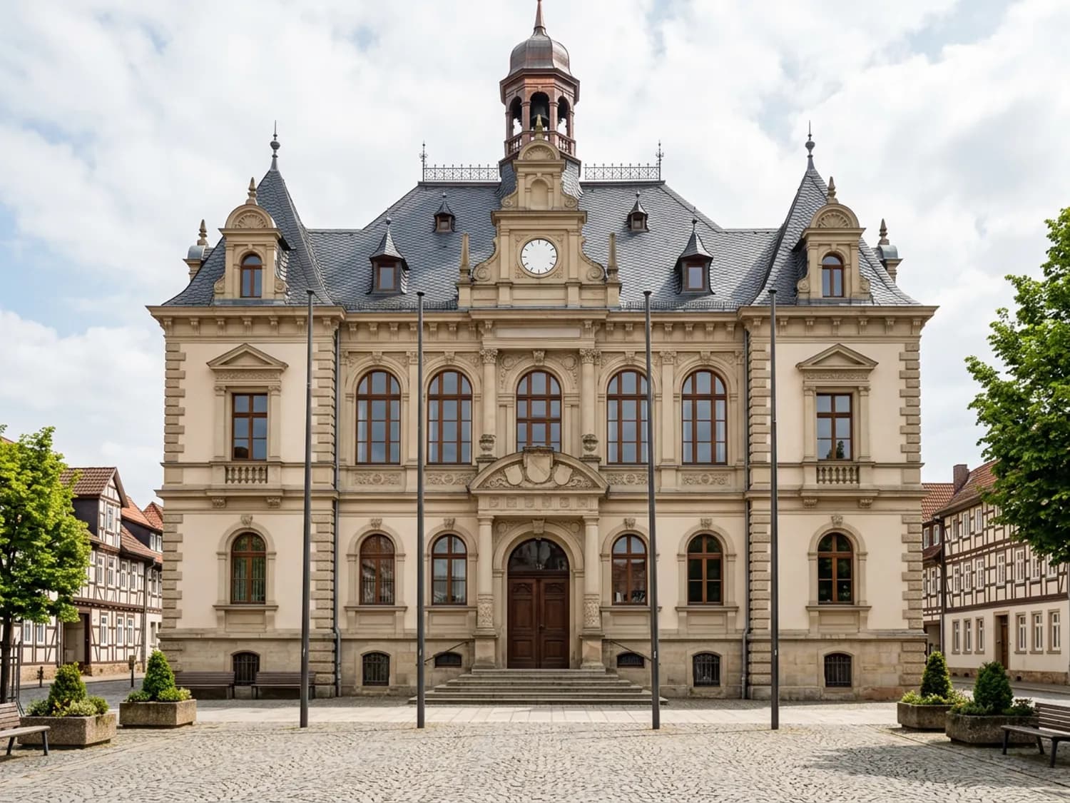 Historisches Rathausgebäude mit Turm auf dem Marktplatz