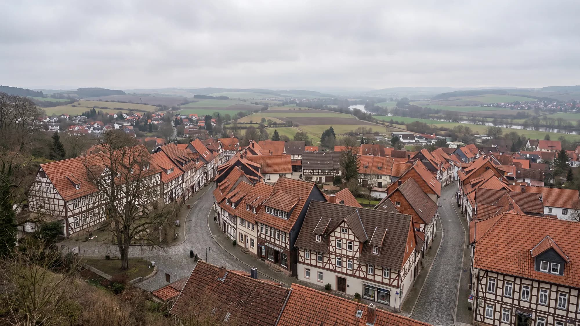 Wohn- und Gewerbegebäude einer deutschen Kleinstadt aus leicht erhöhter Perspektive