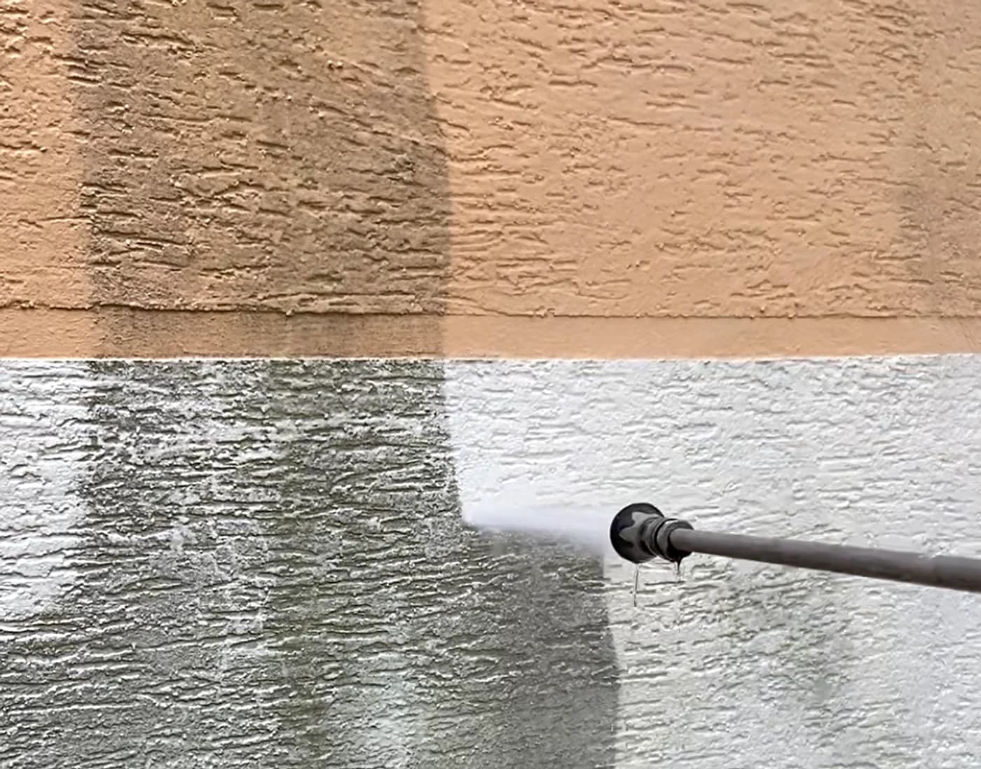 Lanze im Einsatz: flächiger Wasserfilm löst den Belag von der Putzfassade