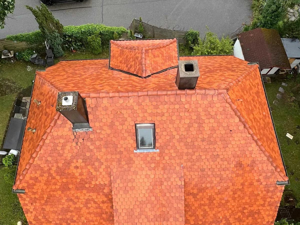 Dasselbe Dach nach Reinigung und Beschichtung, durchgehend gleichmäßiger Farbton