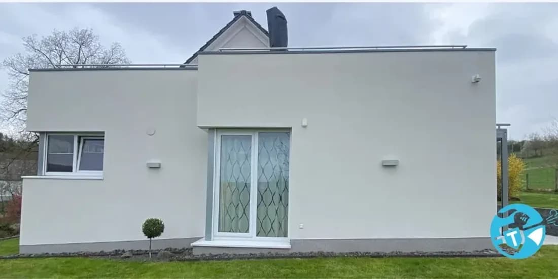 Saubere helle Putzfassade nach der Reinigung