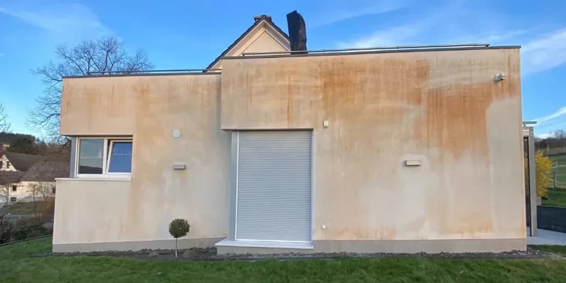 Verwitterte Putzfassade vor der Besichtigung