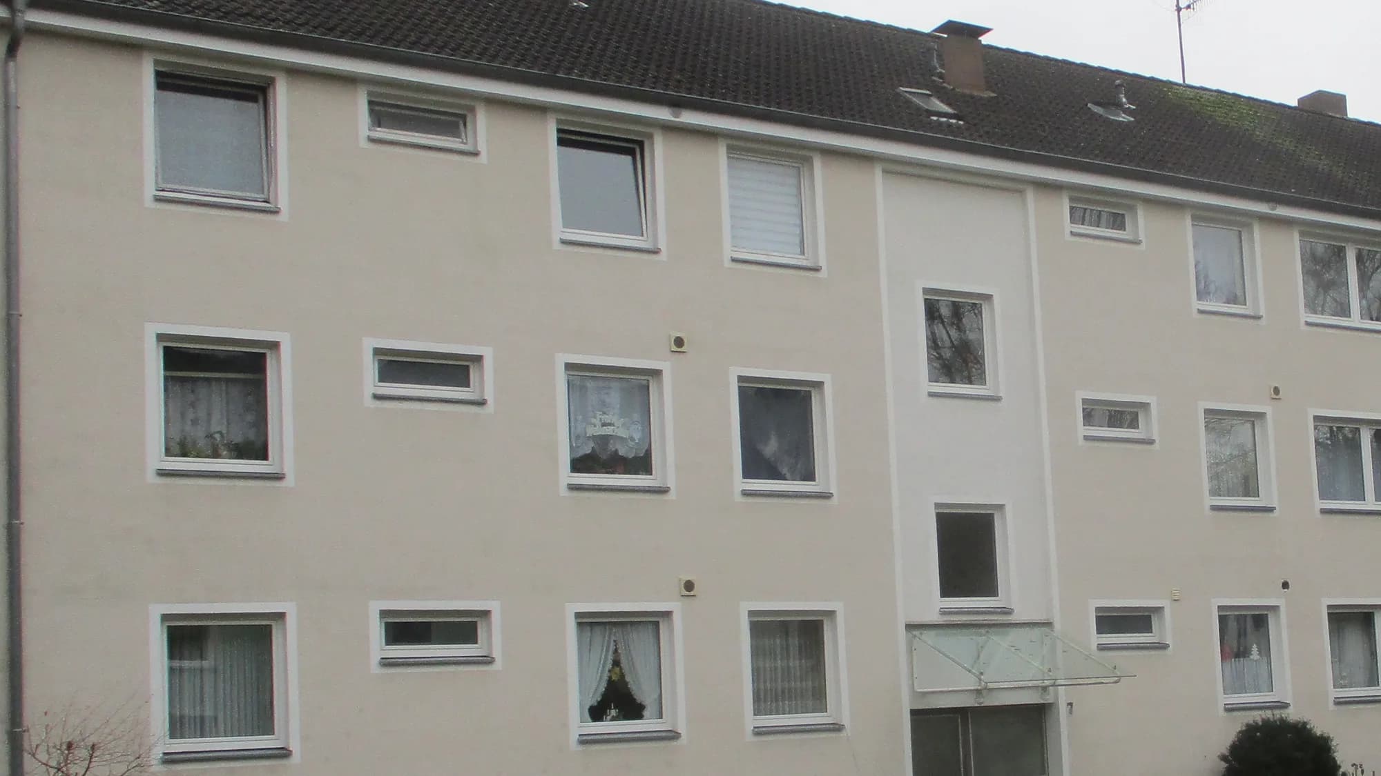 Dasselbe Mehrfamilienhaus nach der chemiefreien Fassadenreinigung, wieder hell und gleichmäßig