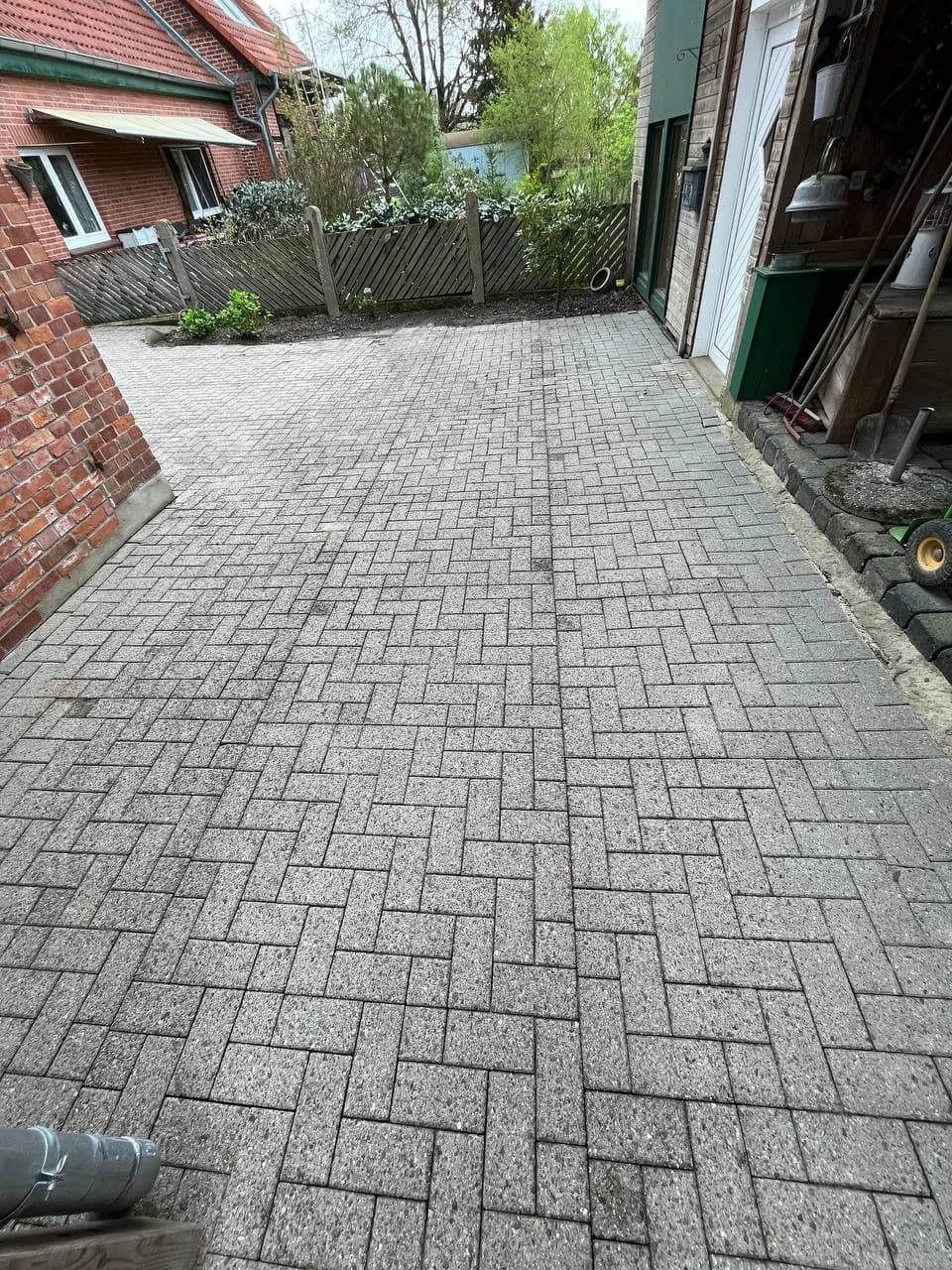 Dieselbe Zufahrt nach der Steinreinigung, das Pflaster wieder gleichmäßig hell