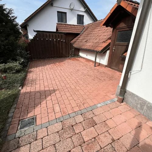 Saubere Pflasterfläche nach der chemiefreien Steinreinigung durch TRODATEC