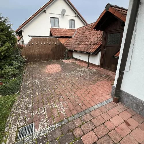 Verschmutzte Pflasterflaeche vor der Besichtigung