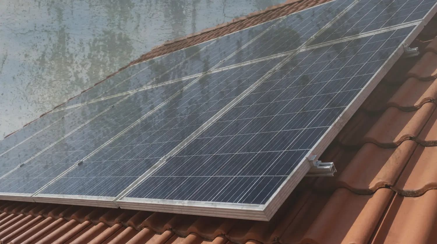 Verschmutzte Photovoltaik-Module vor der Sichtung