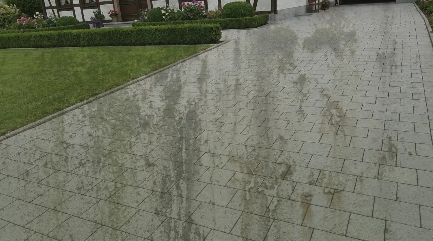 Pflasterflächen mit Grünbelag und nach der Reinigung – Ausgangszustand