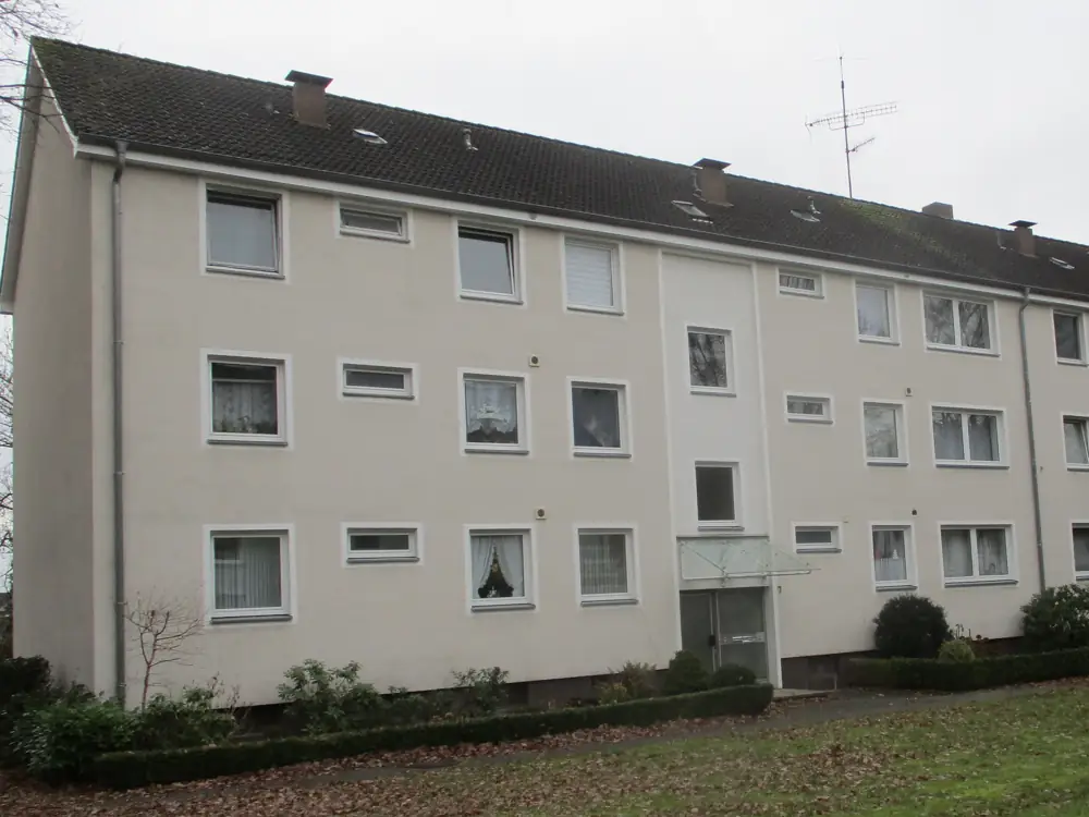 Mehrfamilienhaus mit Putzfassade vor und nach der chemiefreien Fassadenreinigung durch TRODATEC
