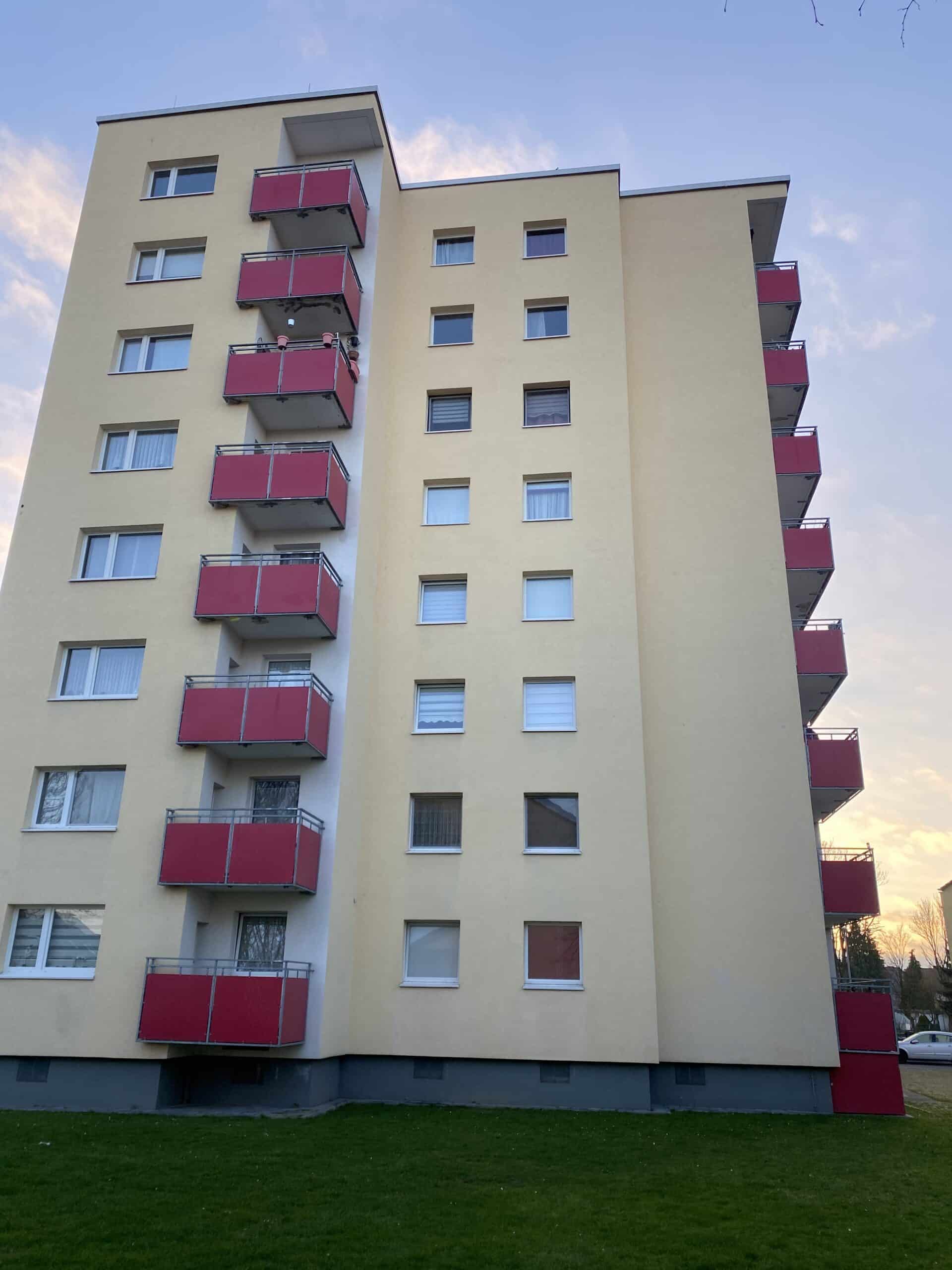 Nachher-Resultat Fassadenreinigung Mehrfamilienhaus Deutschland – TRODATEC SE, TÜV-zertifiziert & chemiefrei
