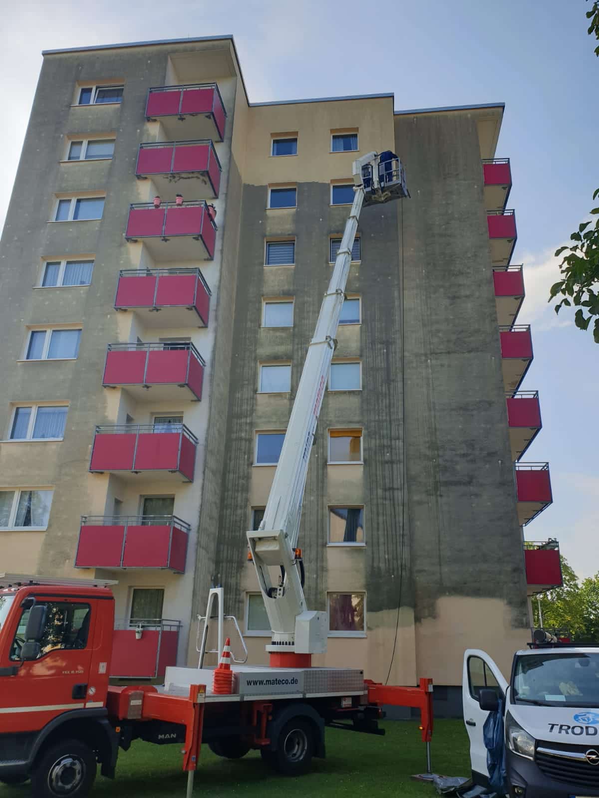 Fassadenreinigung Hochhaus in Deutschland durch TRODATEC SE – professionelle Reinigung, TÜV-zertifiziert & chemiefrei