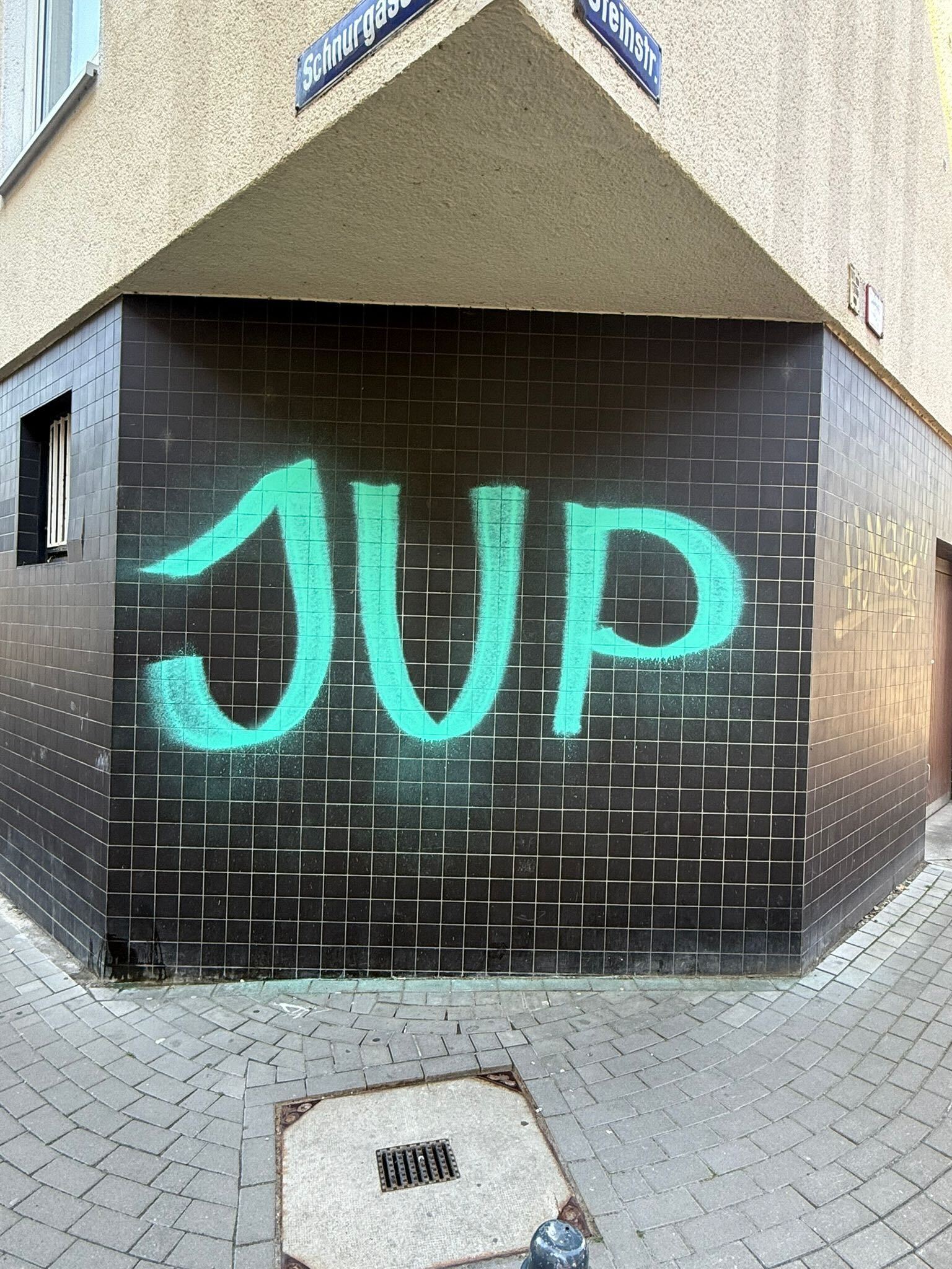 Graffitientfernung in Deutschland – verschmutzte Wandfläche vor der Reinigung durch TRODATEC SE