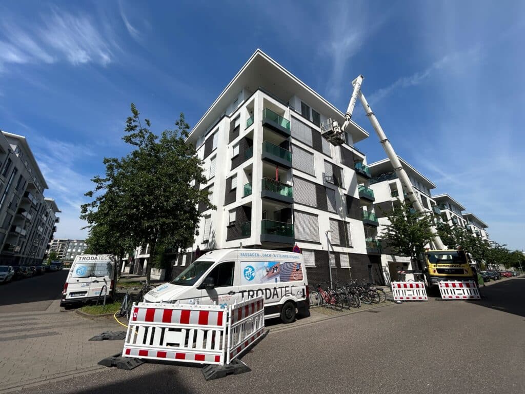Professionelle Fassadenreinigung in Deutschland – TRODATEC SE | TÜV-zertifiziert, 5 Jahre Garantie, chemiefrei