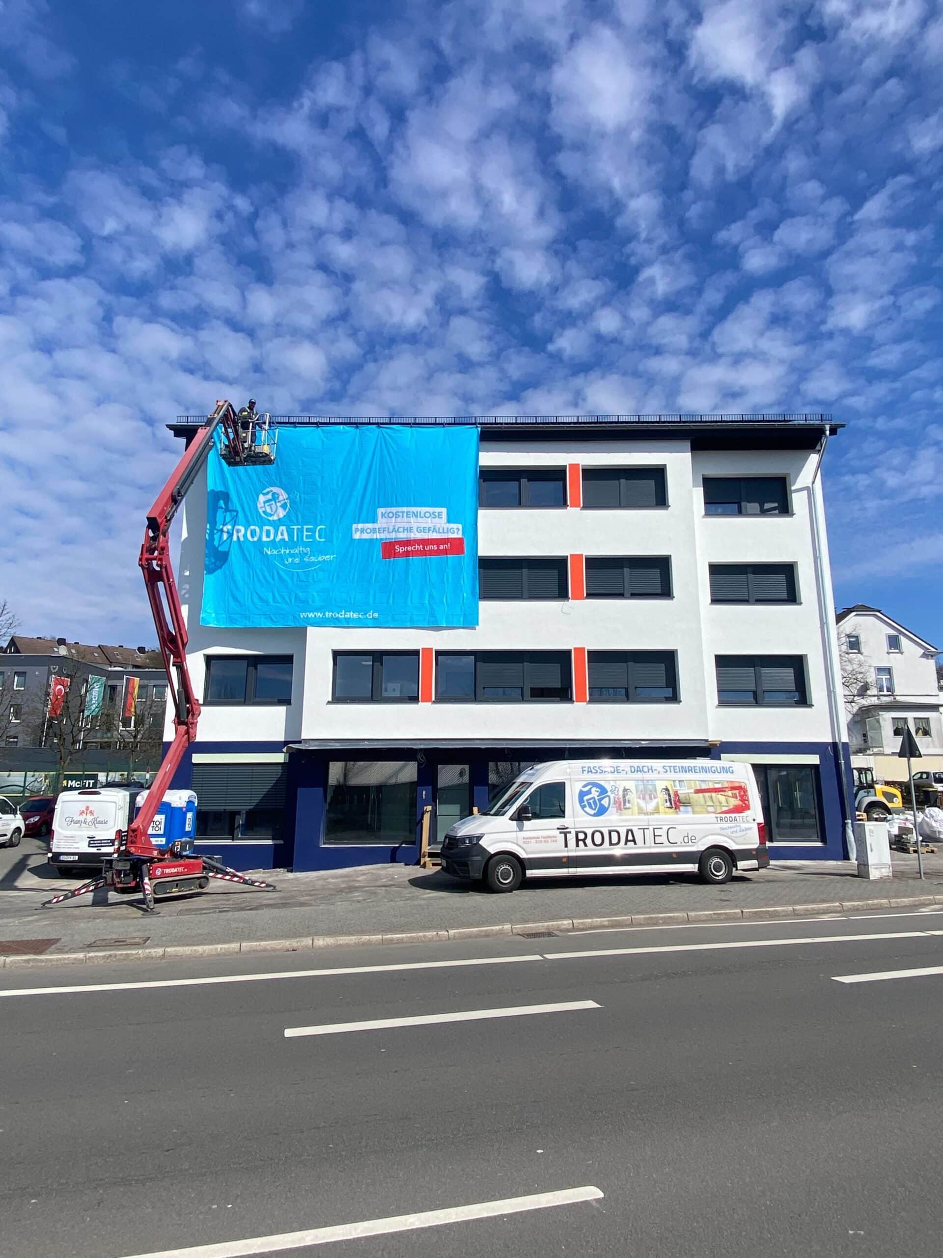 Fassadenreinigung, Dachreinigung, Steinreinigung und Graffitientfernung in Deutschland – TRODATEC SE, TÜV-zertifiziert, chemiefrei mit 5 Jahren Garantie