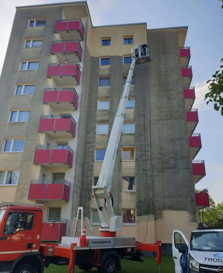 Fassadenreinigung Hochhaus in Deutschland durch TRODATEC SE – professionelle Reinigung, TÜV-zertifiziert & chemiefrei