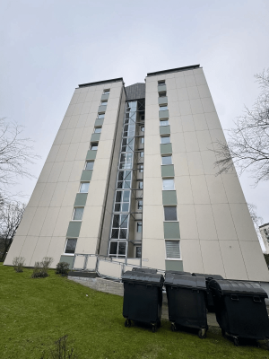 Saubere und neuwertig wirkende Hochhausfassade nach der professionellen Fassadenreinigung durch TRODATEC